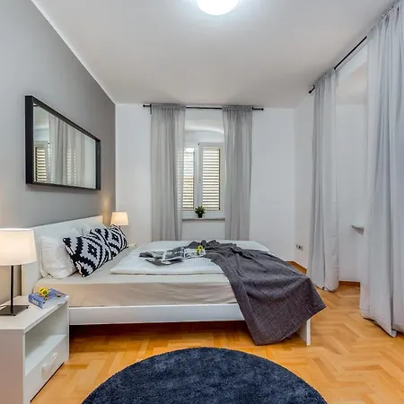 Main Street 2 Apartment