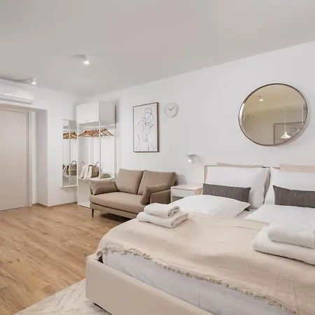 Main Street 2 Apartment *