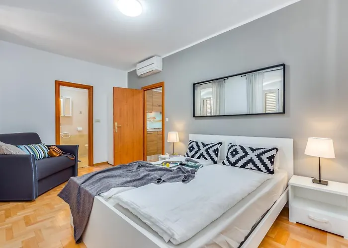 Main Street 2 Apartment