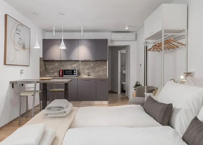 Main Street 2 Apartment *