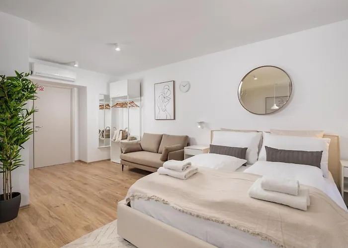 Main Street 2 Apartment *