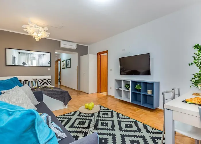 Main Street 2 Apartment *