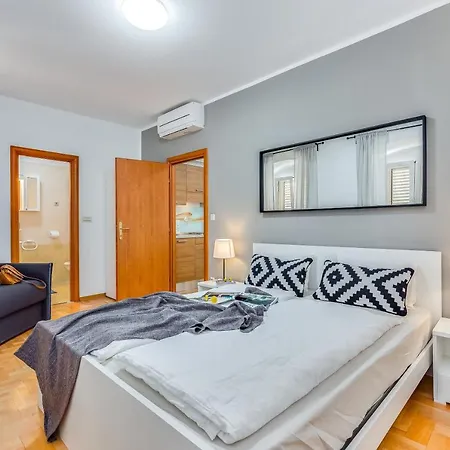 Main Street 2 Apartment