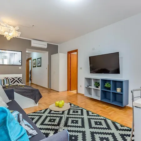 Main Street 2 Apartment *